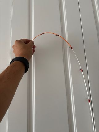 Caña de pescar Kali Kunam embarcación fondeada