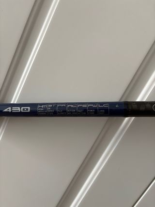 Caña de pescar Kali Kunam embarcación fondeada