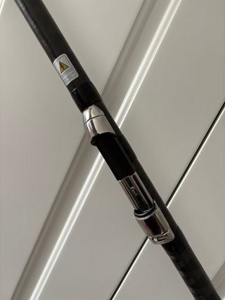 Caña de pescar Kali Kunam embarcación fondeada