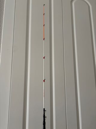 Caña de pescar Kali Kunam embarcación fondeada