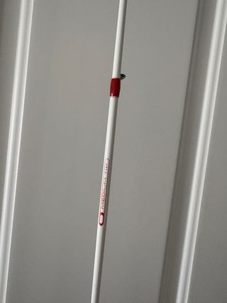 Caña de pescar Kali Kunam embarcación fondeada