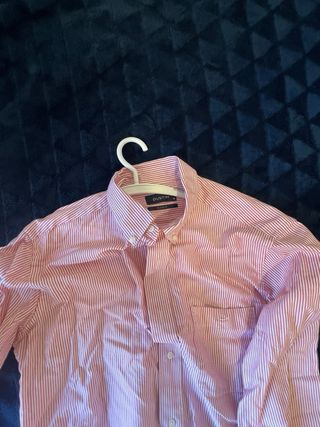 Camisa de rayas rojas y blancas