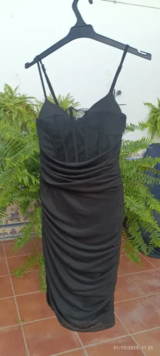 Vestido negro ajustado con tirantes