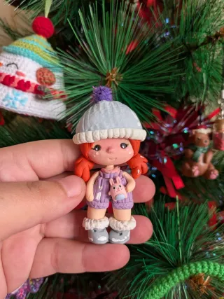 Adorno de Navidad figura niña gorro y peto morado