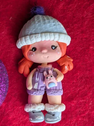 Adorno de Navidad figura niña gorro y peto morado