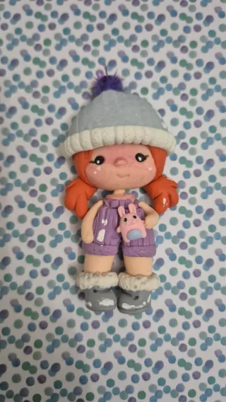Adorno de Navidad figura niña gorro y peto morado