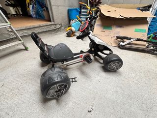 Coche de pedales deportivo