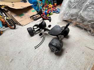 Coche de pedales deportivo