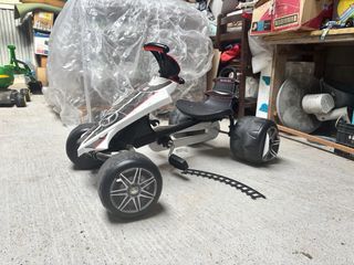 Coche de pedales deportivo