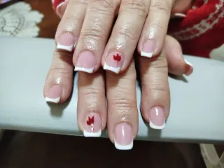 Manicura francesa con diseño de flor