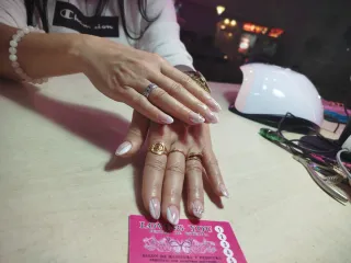Manicura francesa con diseño de flor