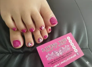 Manicura francesa con diseño de flor