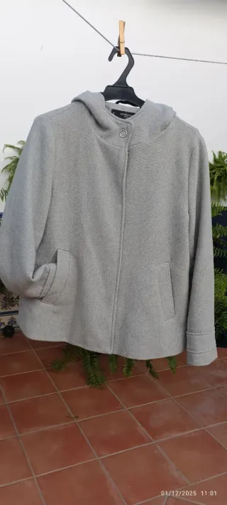 Chaquetón gris con capucha