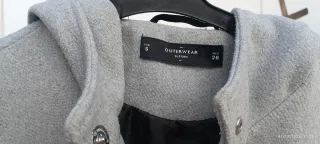 Chaquetón gris con capucha