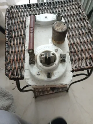 Toma de tierra antigua para teléfonos