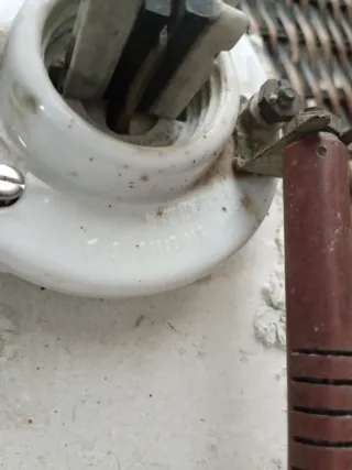 Toma de tierra antigua para teléfonos