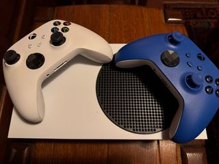 Xbox Series S con 2 controller