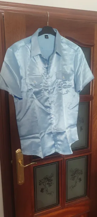 Camisa azul satinada manga corta a estrenar .