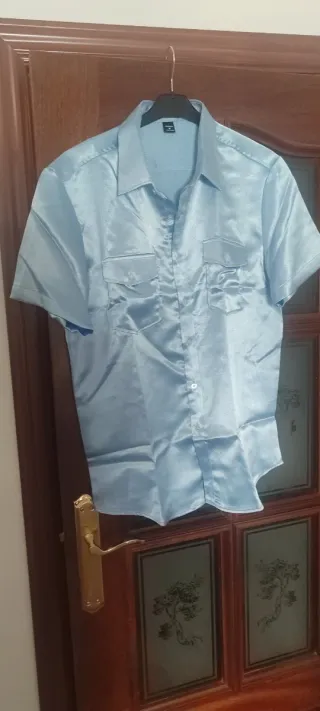 Camisa azul satinada manga corta a estrenar .