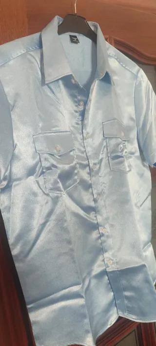 Camisa azul satinada manga corta a estrenar .