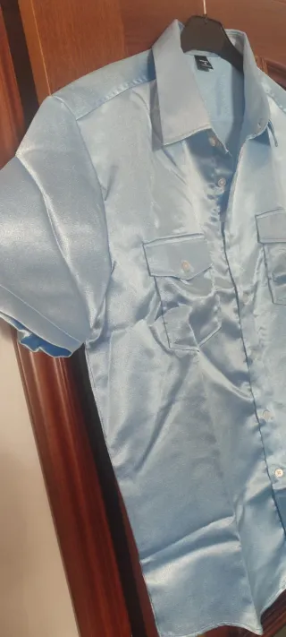 Camisa azul satinada manga corta a estrenar .