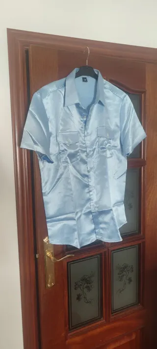 Camisa azul satinada manga corta a estrenar .