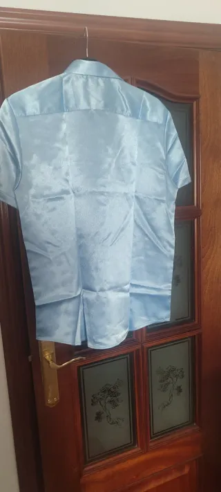 Camisa azul satinada manga corta a estrenar .
