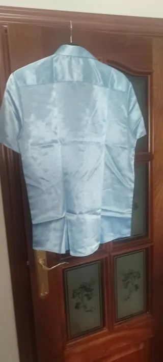 Camisa azul satinada manga corta a estrenar .