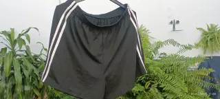 Pantalón corto negro con rayas