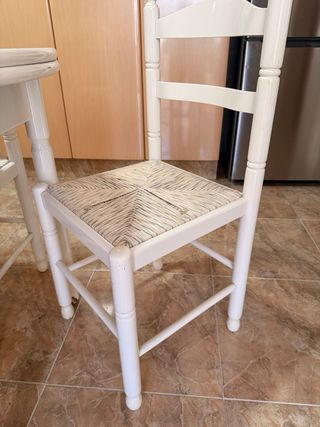 Mesa de cocina blanca con 4 sillas