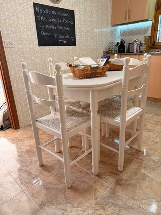 Mesa de cocina blanca con 4 sillas