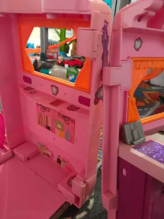 Caravana Barbie y Muñecas