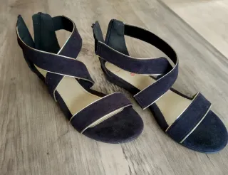 Sandalias NafNaf negras con detalles dorados.