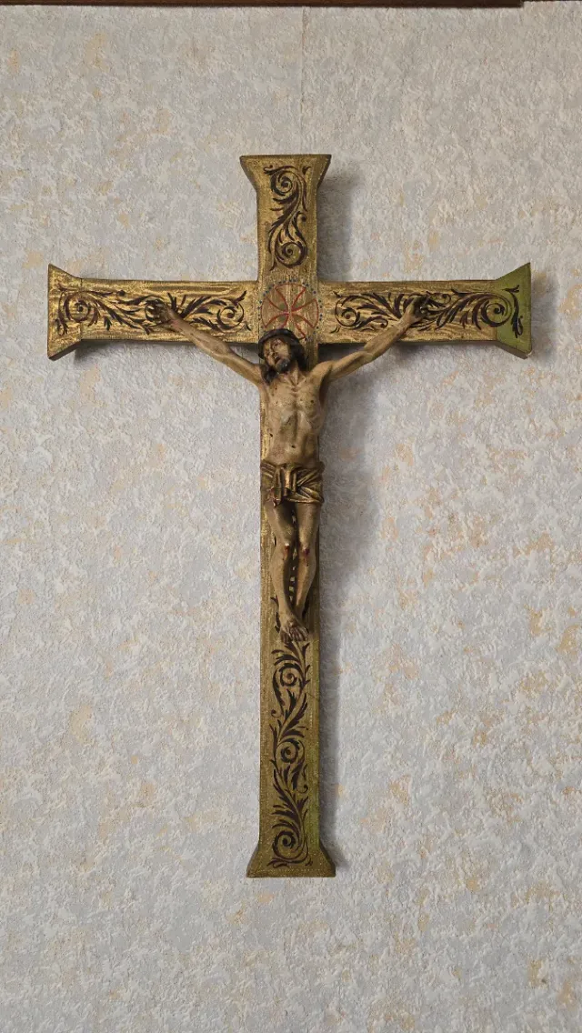 Crucifijo de pared antigo dourado