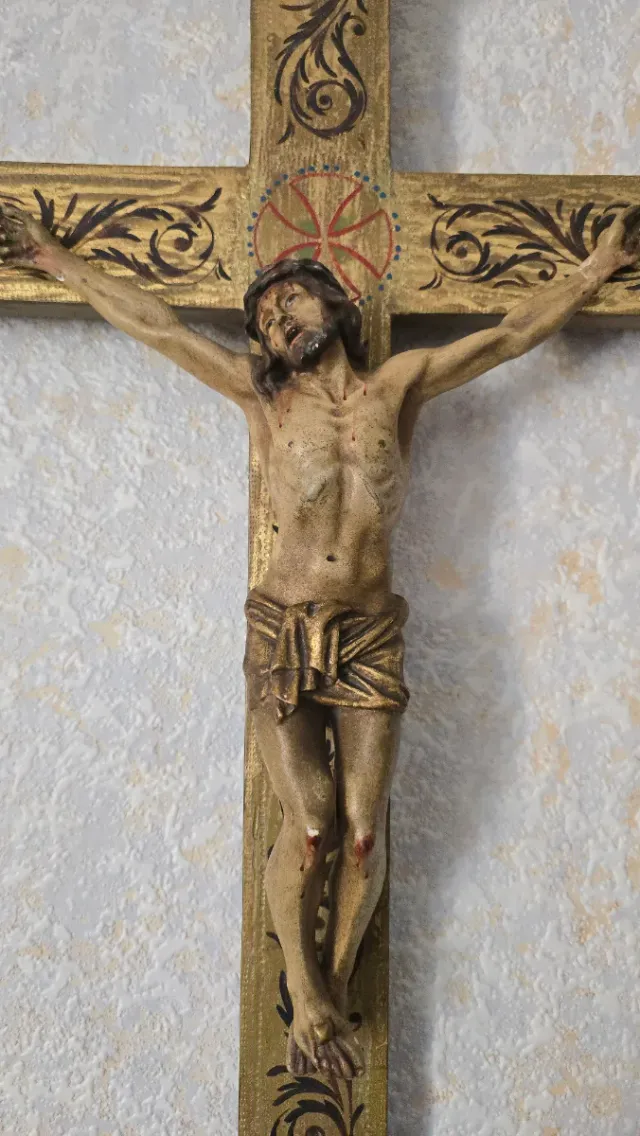Crucifijo de pared antigo dourado