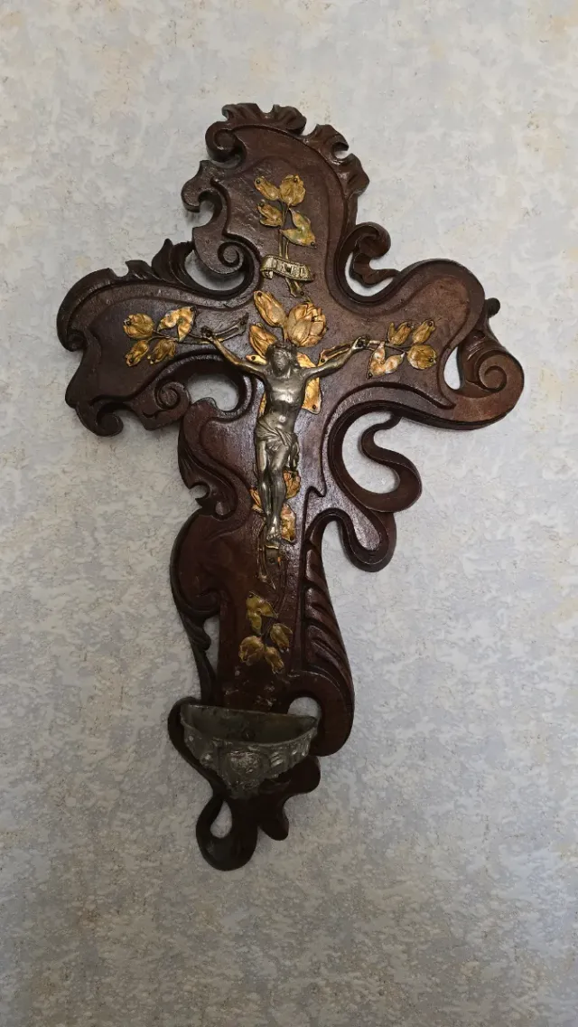 Crucifijo de pared antigo dourado