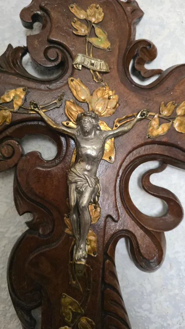 Crucifijo de pared antigo dourado