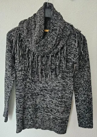 Jersey de punto con cuello alto y flecos