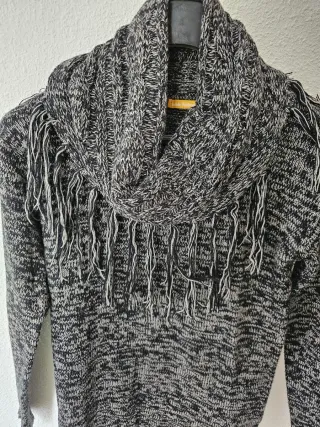 Jersey de punto con cuello alto y flecos