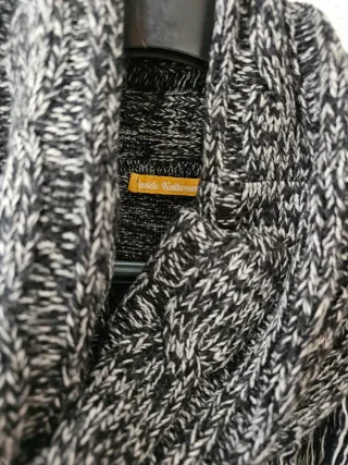 Jersey de punto con cuello alto y flecos