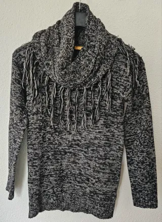 Jersey de punto con cuello alto y flecos