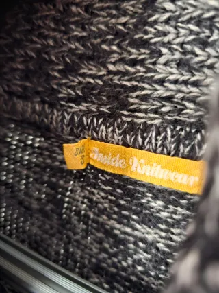 Jersey de punto con cuello alto y flecos