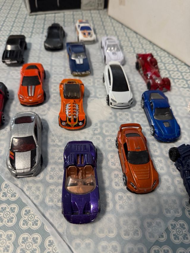 Lotto 17 Auto Giocattolo Hot Wheels