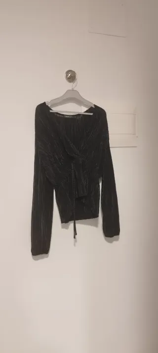 Blusa INSIDE negra manga larga