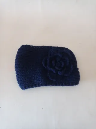 Diadema tejida con flor para niña