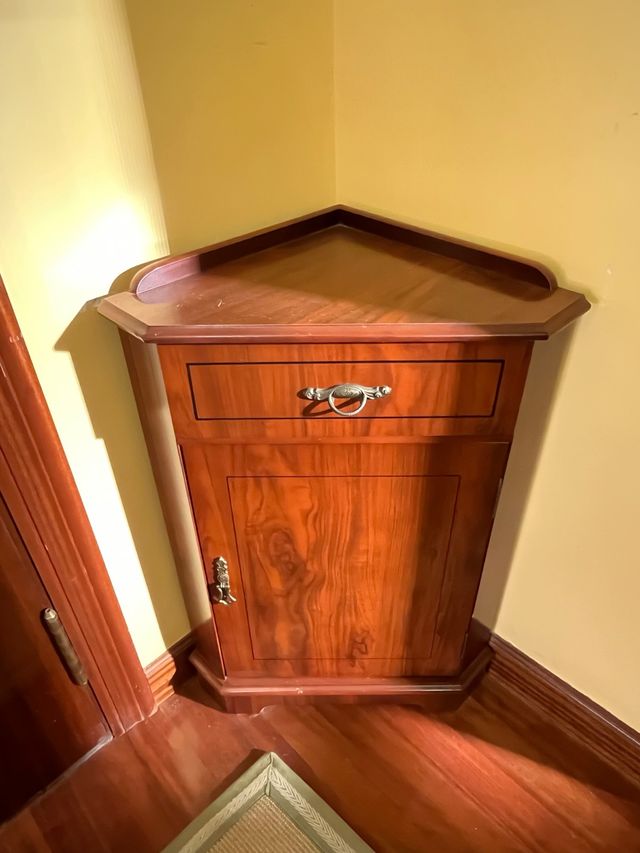 Mobile angolare in legno