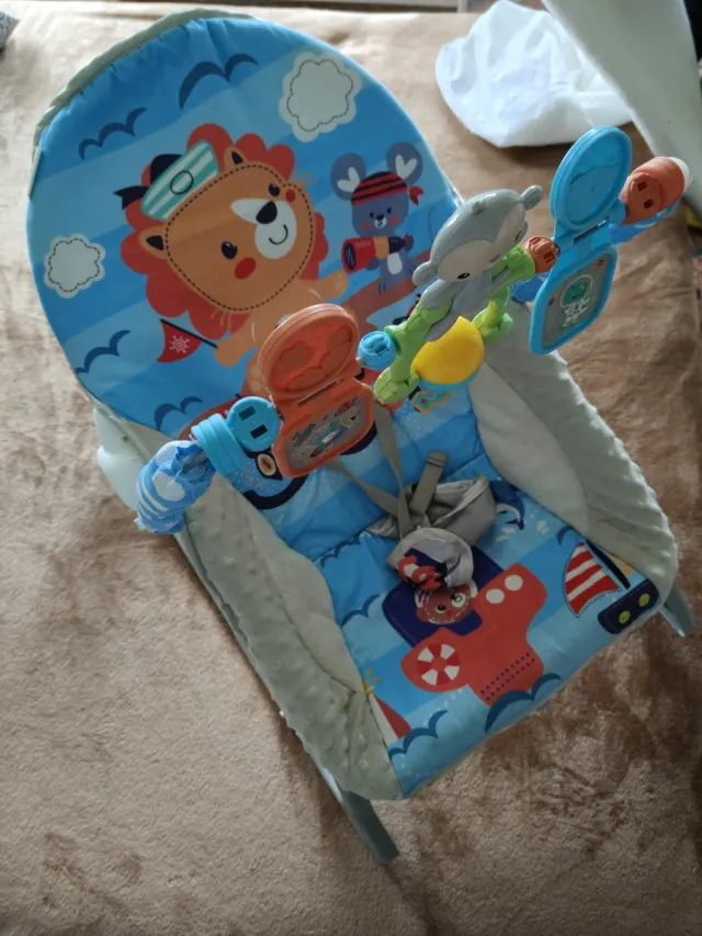 Hamaca para bebé con juguetes