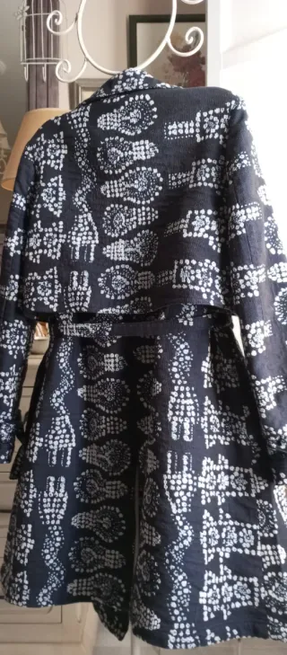 Abrigo estampado azul y blanco