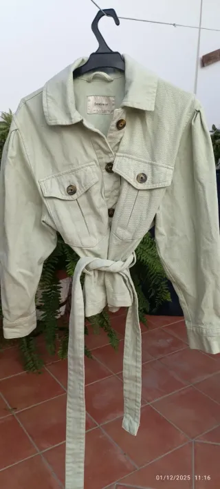 Chaqueta Stradivarius verde