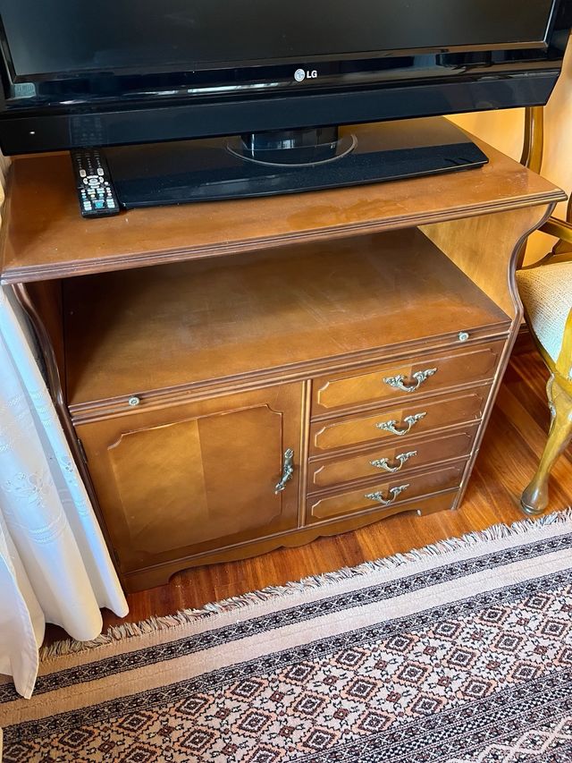 Mobile TV in legno con design classico ed elegante, ideale per il soggiorno